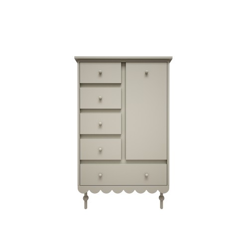 Wysoka komoda Babushka w oliwkowym kolorze z pięcioma szufladami i szafką na półki, na drewnianych nóżkach z ozdobną falbanką – mebel do pokoju dziewczynki.