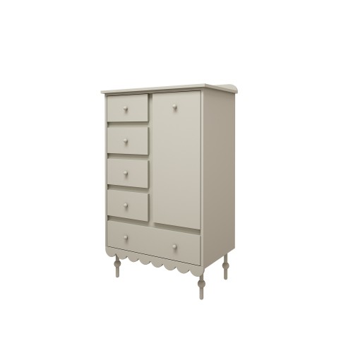 Wysoka komoda Babushka w oliwkowym kolorze z pięcioma szufladami i szafką na półki, na drewnianych nóżkach z ozdobną falbanką – mebel do pokoju dziewczynki.