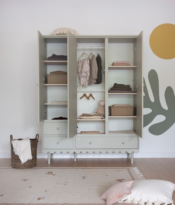 szafa Babushka oliwkowa z półkami i szufladami - funkcjonalny środek szafy