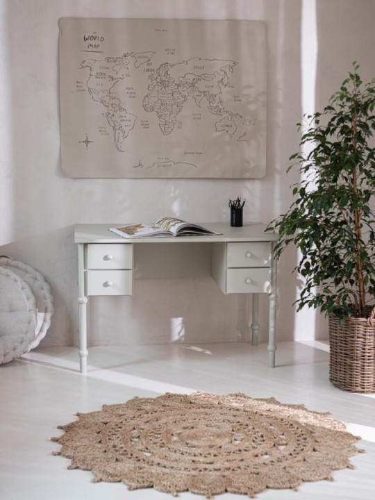 Biurko Babushka retro w kolorze oliwkowym z czterema szufladkami i drewnianymi nóżkami, idealne do pokoju dziewczynki.