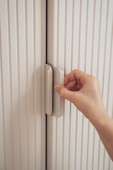 Detal ryflowanych frontów szafy Miloo szampański