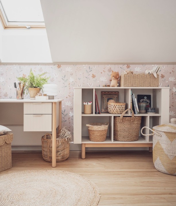 Regał niski Miloo szampański w pokoju dziecka