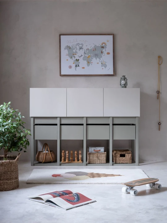 Komoda Tweens eukaliptus w kolorze beż / eukaliptus. 3 szafki, 4 szuflady i półki otwarte.