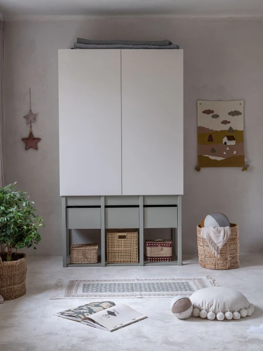 Szafa w kolorze beż / eukaliptus - pojemna garderoba do pokoju dziecka i nastolatka