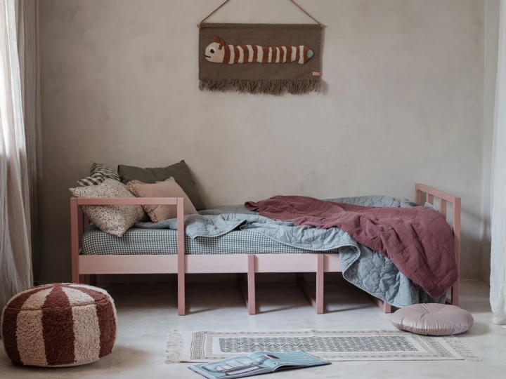 Łóżko Tweens 90×200 róż w pokoju dziewczynki