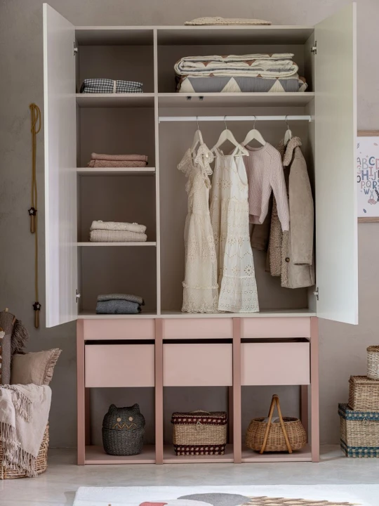 Szafa Tweens róż z frontami w kolorze piaskowego beżu i detalami koralowymi. Drążek, półki, dolne moduły