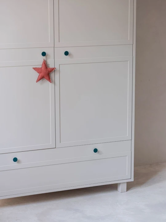 Szafa kaszmirowa Vintage - zbliżenie na klejone listwy i uchwyty z w kolorze butelkowej zieleni