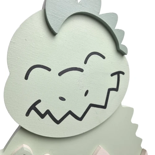 drewniana lampka LED w kształcie dinozaura - zbliżenie