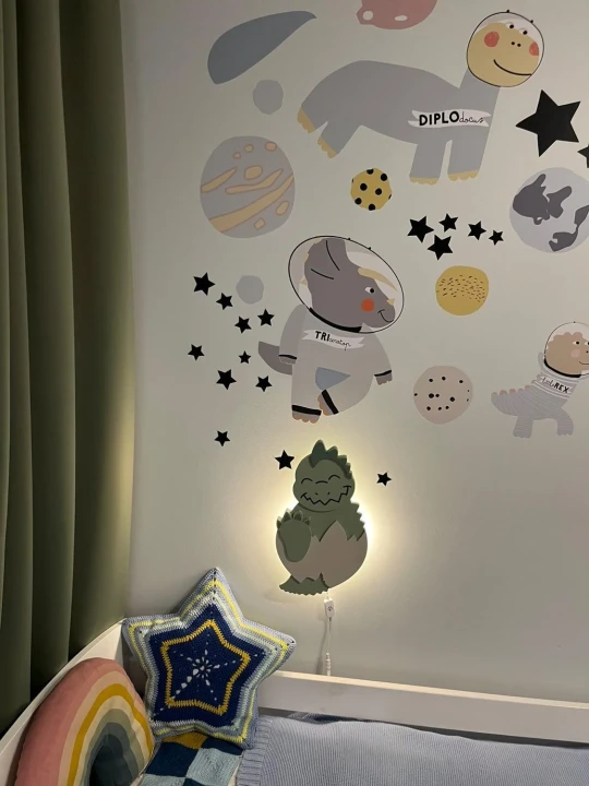 drewniana lampka LED w kształcie dinozaura w pokoju dziecka