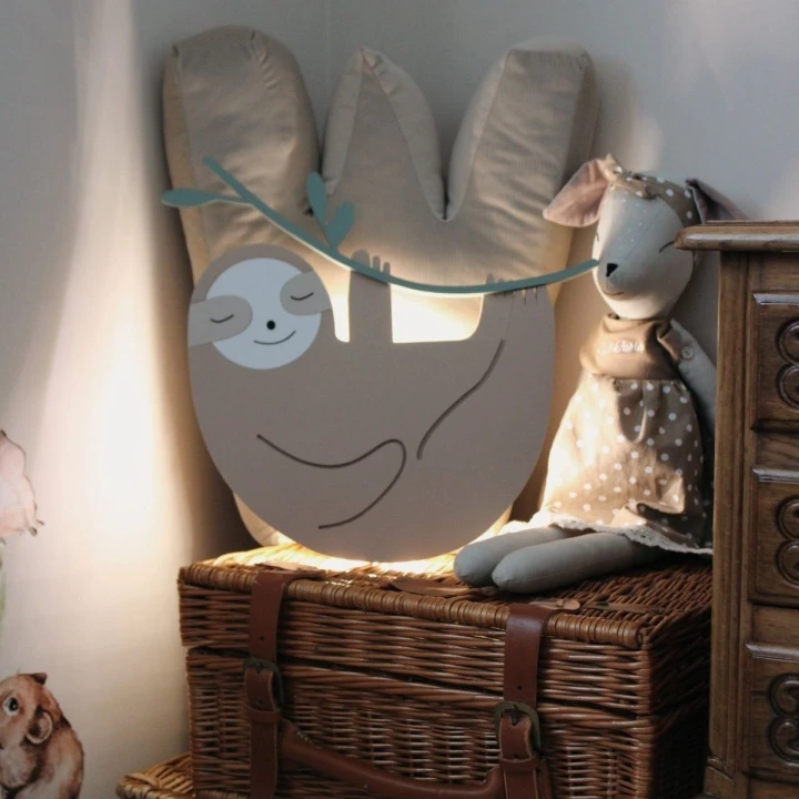 lampka LED leniwiec – spokojne oświetlenie do pokoju dziecięcego
