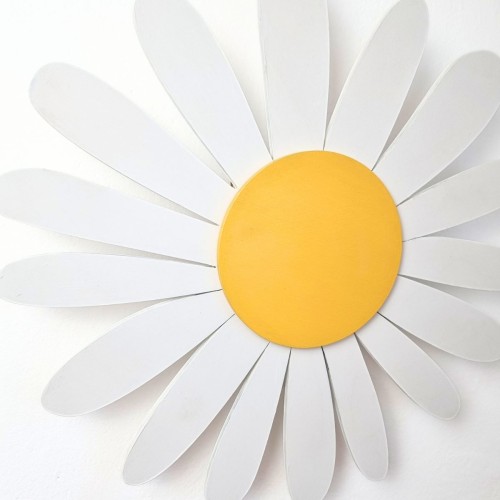 drewniana lampka LED stokrotka do pokoju dziecka - zbliżenie