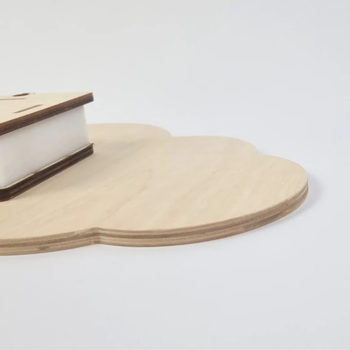 ekologiczna lampka LED chmurka z drewna - zbliżenie