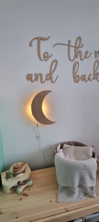 lampka nocna LED Księżyc w pokoju dziecka