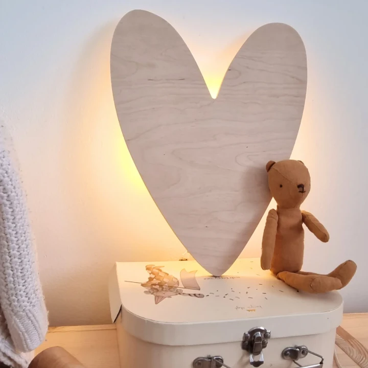 Lampka nocna LED Serce w dziecięcym pokoju