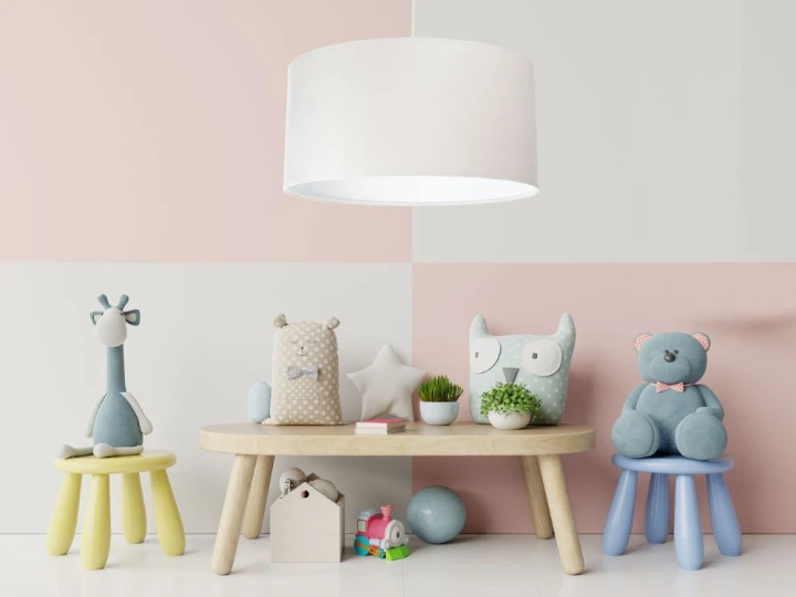 Lampa wisząca Jasmin kremowa w aranżacji pokoju dziecięcego