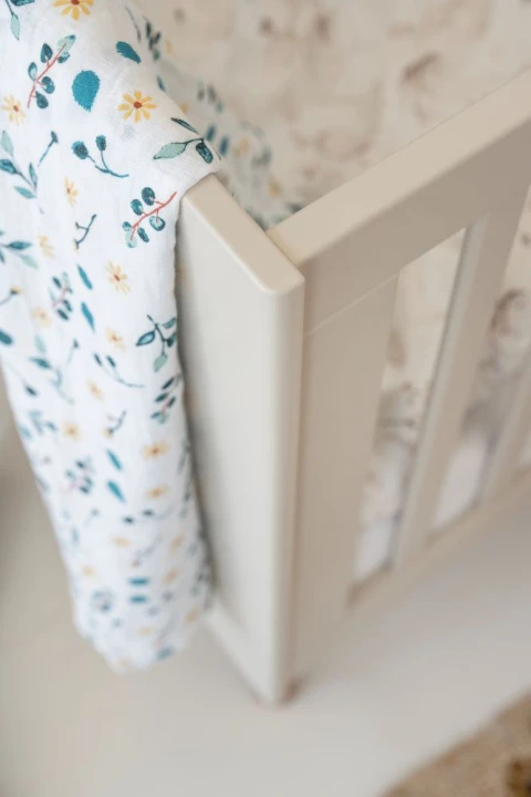 zaokrąglone krawędzie łóżeczka dla dziecka Seth