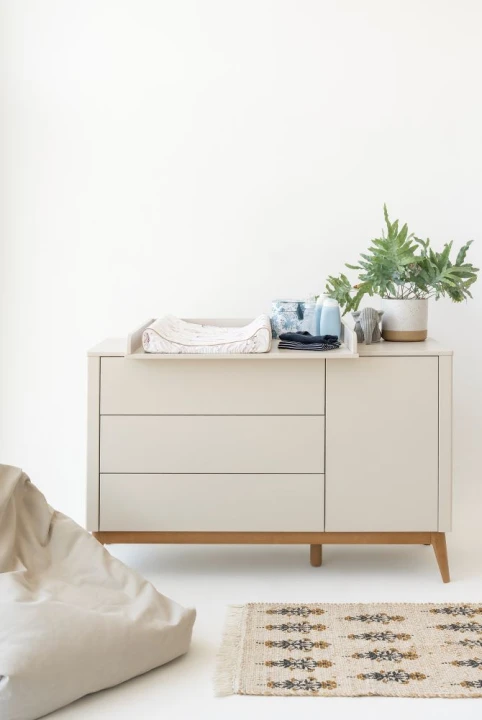 komoda dziecięca Seth z przewijakiem i szafką w pokoju dziecięcym