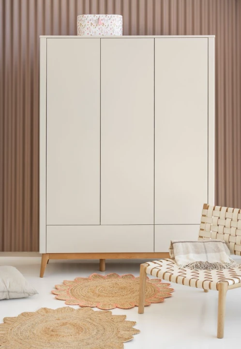 bezpieczna szafa trzydrzwiowa Seth montowana do ściany w pokoju dziecka