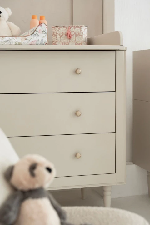 Komoda Petite szampańska z funkcją samodomyku i opcją nakładki do przewijania - zbliżenie