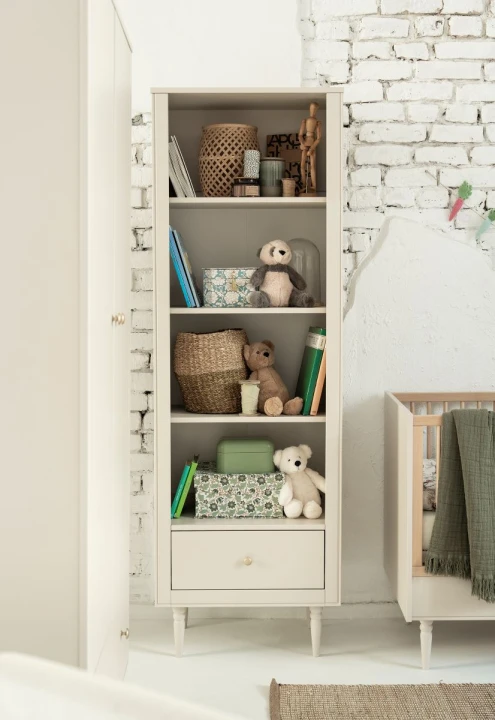 Elegancki regał dziecięcy Petite z półkami i szufladą w kolorze szampańskim