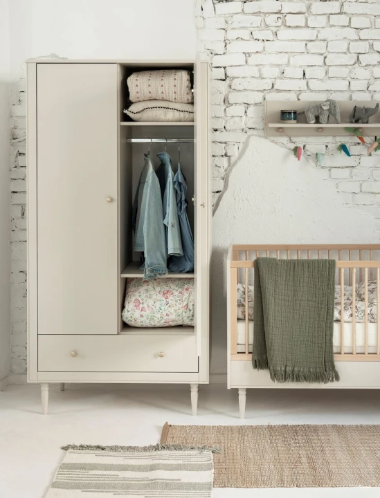 Szafa dwudrzwiowa Petite w kolorze szampańskim w pokoju dziecięcym