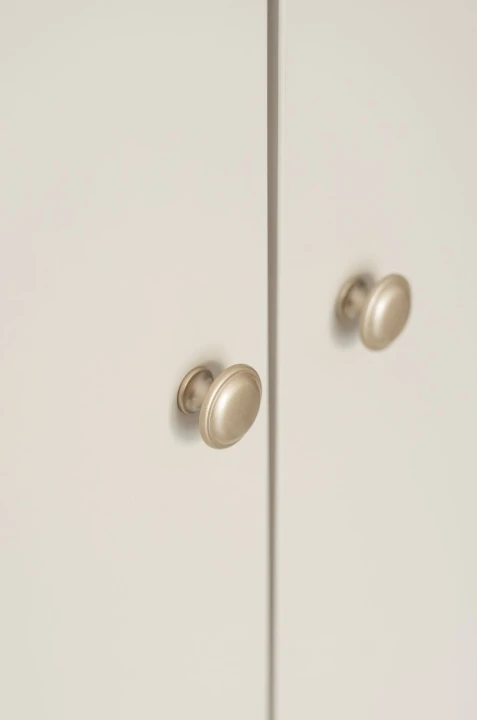 metalowe uchwyty w kolorze zgaszonego złota w szafie Petite