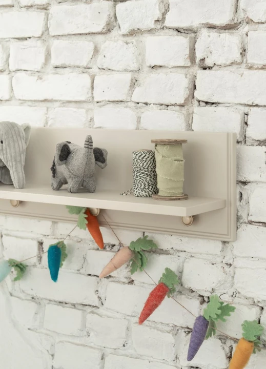 Szampańska półka Petite – praktyczny dodatek do pokoju dziecka