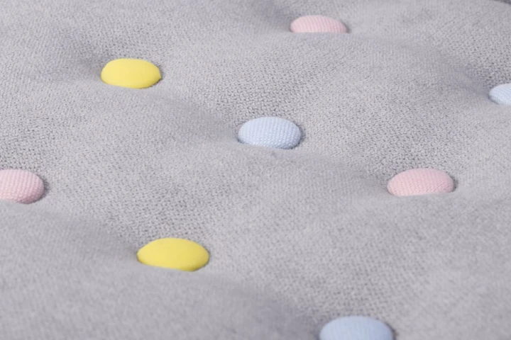 welurowe obicie z kolorowymi guzikami w fotelu dla dziecka Candy
