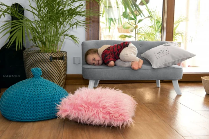Wygodna sofa dla dziecka w szarym kolorze