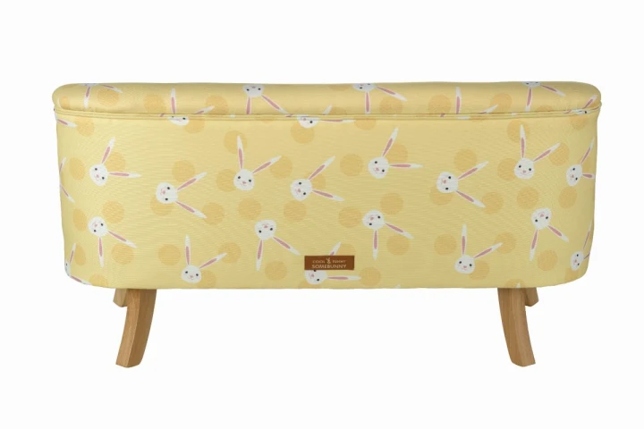 Sofa do pokoju dziecka w cytrynowym kolorze z motywem króliczka