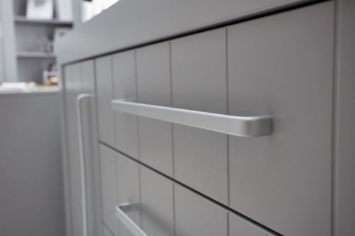 aluminiowe uchwyty w komodzie Calmo szary