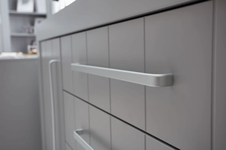 aluminiowe uchwyty w komodzie Calmo szary