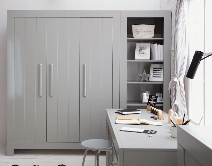 Szafa Calmo szara z cichym domykiem i aluminiowymi uchwytami