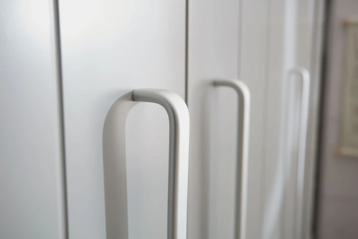 aluminiowe uchwyty, szafa trzydrzwiowa Calmo w kolorze szarym