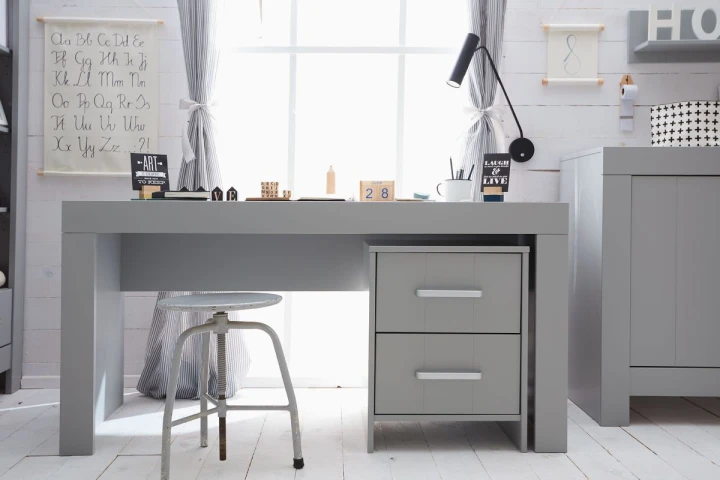 Biurko Calmo szare rozbudowane o kontener szufladowy, aranżacja pokoju młodzieżowego