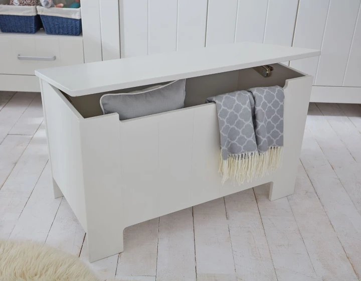 Skrzynia Calmo biała – praktyczny mebel do dziecięcego pokoju