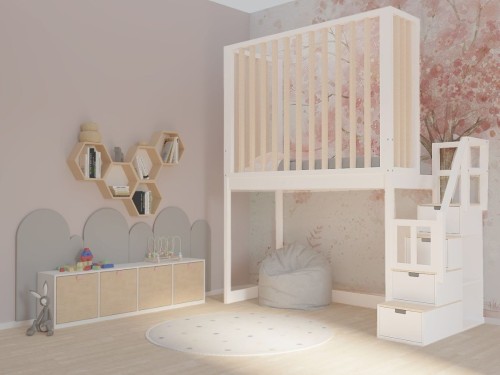 Białe łóżko na antresoli z lamelami i schodkami w pokoju dziecięcym