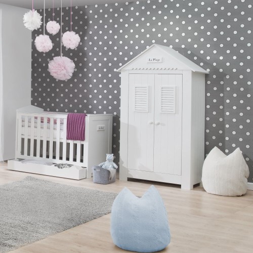 Szafa dwudrzwiowa Marsylia ustawiona obok łóżeczka dziecięcego 120x60 w pokoju dziecięcym