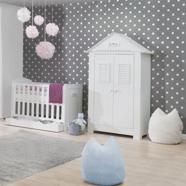 Szafa dwudrzwiowa Marsylia ustawiona obok łóżeczka dziecięcego 120x60 w pokoju dziecięcym
