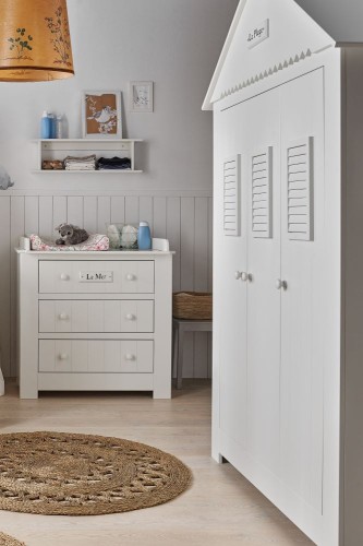 Biała szafa trzydrzwiowa Marsylia w pokoju dziecięcym