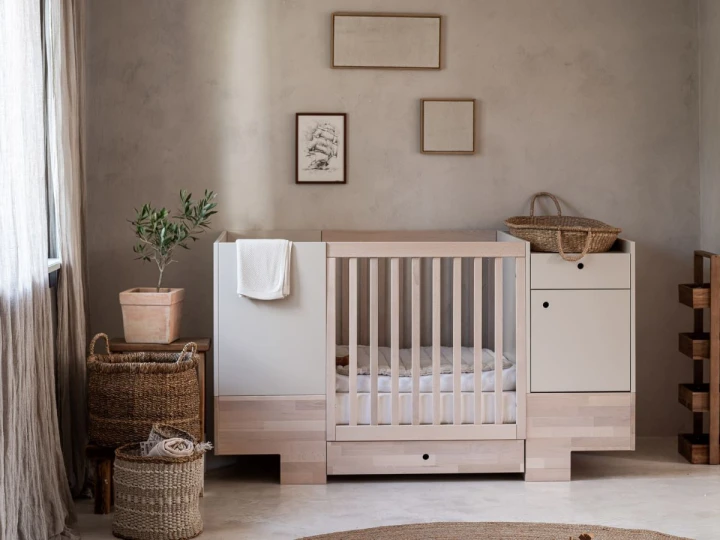 Łóżeczko Smart w pokoju dziecka, naturalne drewno i piaskowy beż w aranżacji skandynawskiej