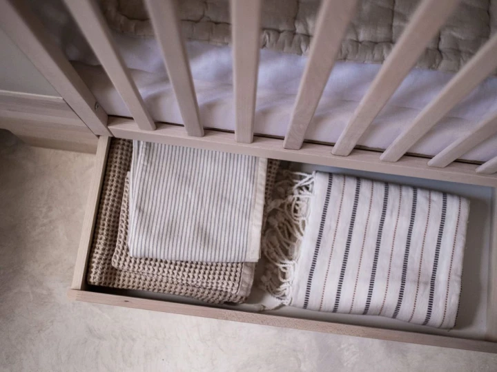 Szuflada pod łóżeczkiem Smart – pojemne miejsce do przechowywania pościeli i tekstyliów dziecięcych