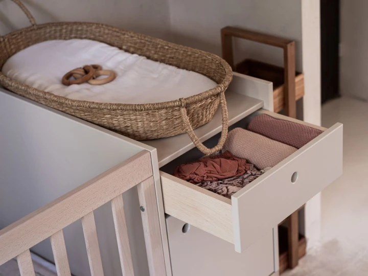 Szuflada na akcesoria niemowlęce w łóżeczku Smart z przewijakiem i szafką