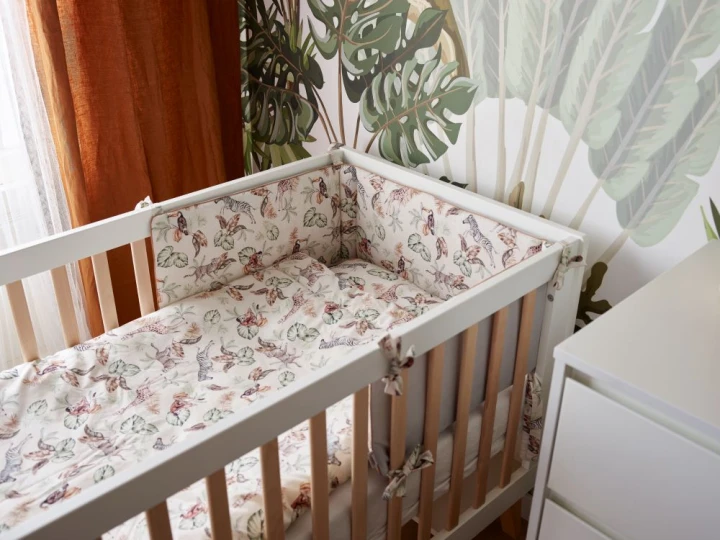 łóżeczko Swing biały 120x60 - zbliżenie na zaokrąglone krawędzie i bukowe szczebelki