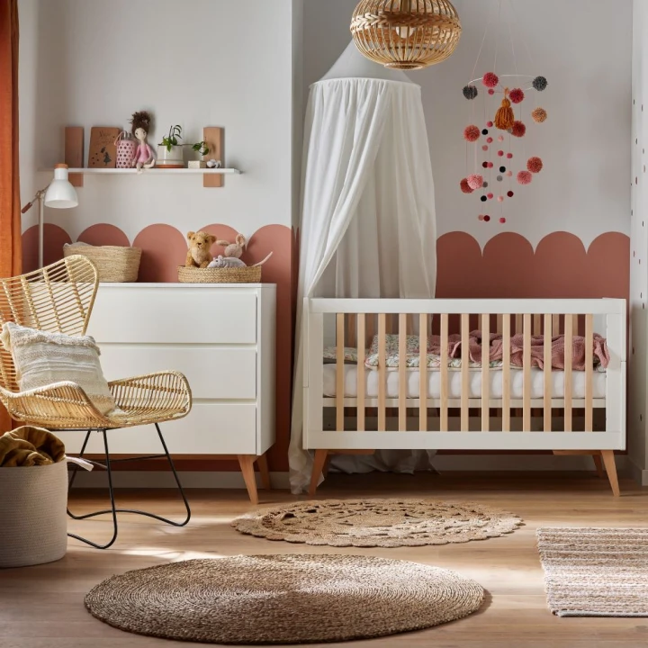 łóżeczko 140x70 Swing biały ustawiony obok komody Swing biały - aranżacja pokoju dziecka w stylu skandynawskim