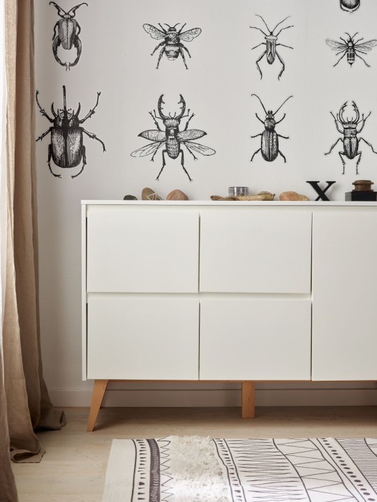 zbliżenie na fronty szuflad w komodzie Swing na bukowych nogach