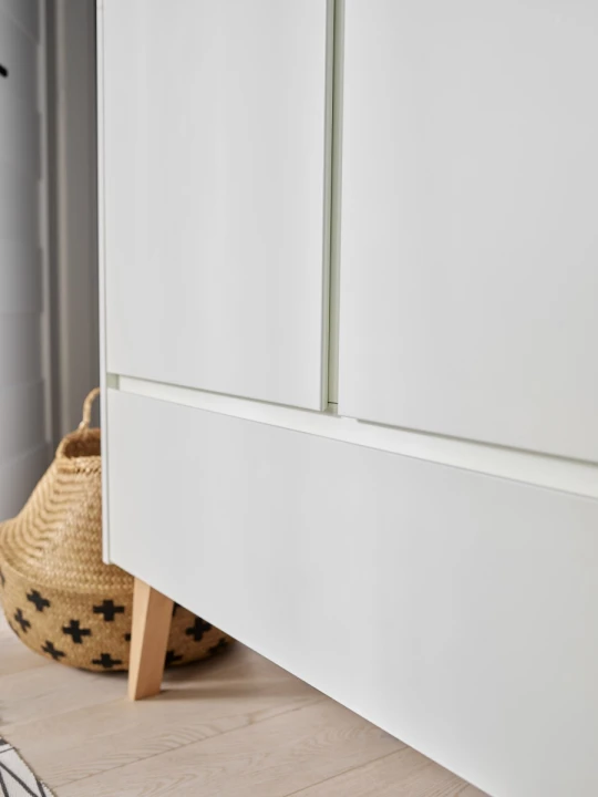 zbliżenie na fronty dziecięcej szafy z szufladą Swing w kolorze białym