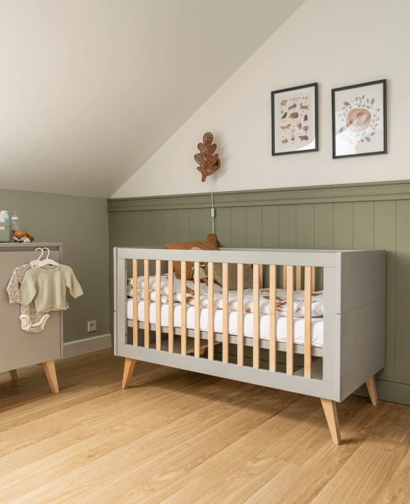 łóżeczko dziecięce 140x70 Swing szary z bukowymi szczebelkami i nogami ustawione w pokoju dziecka