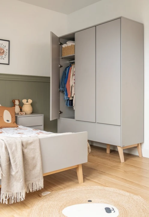 pojemna szafa trzydrzwiowa Swing w kolorze szarym w pokoju dziecka