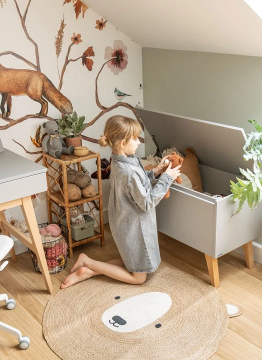 skrzynia na zabawki z kolekcji Swing szary w pokoju dziecka